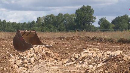 Dans les Deux-Sèvres, à Priaires, les travaux d’une troisième bassine ont débuté. Elle est destinée à l’irrigation agricole. Mais la contestation gronde. (France 2)