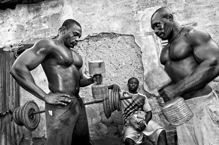 Pour affronter l'océan, les hommes se sculptent des corps d'athlètes. (THOMAS TOMASZEWSKI / GEO)