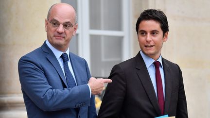 Le ministre de l'Education nationale Jean-Michel Blanquer et le secrétaire d'Etat à la jeunesse Gabriel Attal, le 17 octobre 2018 à la sortie du Conseil des ministres. (JULIEN MATTIA / LE PICTORIUM / MAXPPP)