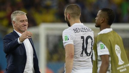 Deschamps salue Benzema à la fin du match (FRANCK FIFE / AFP)