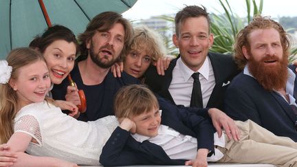 A Cannes, Ruben Ostlund, entouré des acteurs de son film "Force majeure". De gauche à droite, Lisa Loven Kongsli, Ruben Ostlund, Fanni Metelius, Johannes Bah Kuhnke, Kristofer Hivju. Devant, Clara et Vincent Wettergren.
 (Loïc Venance / AFP)