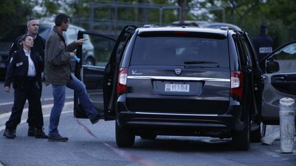 La police inspecte la voiture d'H&eacute;l&egrave;ne Pastor apr&egrave;s la fusillade, le 6 mai 2014 &agrave; Nice (Alpes-Maritimes). (VALERY HACHE / AFP)