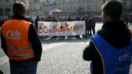 Des membres de la CFDT défilent à Rennes pour demander une refonte de la loi travail, le 12 mars 2016, à Rennes (Ille-et-Vilaine).&nbsp; (DAMIEN MEYER / AFP)