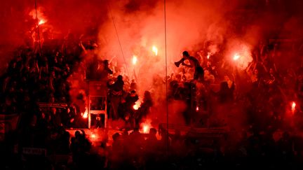 Les tribunes marseillaises lors du quart de finale aller de Ligue Europa conférence face au PAOK Salonique, le 7 avril 2022 au Stade Vélodrome. (Nicolas TUCAT / AFP)