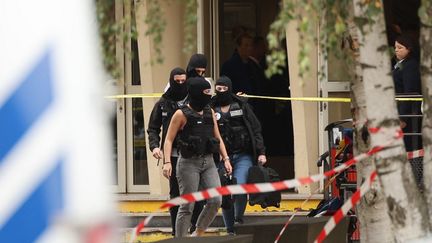 Des policiers devant l'entrée du lycée Gambetta à Arras (Pas-de-Calais) après une attaque au couteau, le 13 octobre 2023. (FRANCOIS LO PRESTI / AFP)