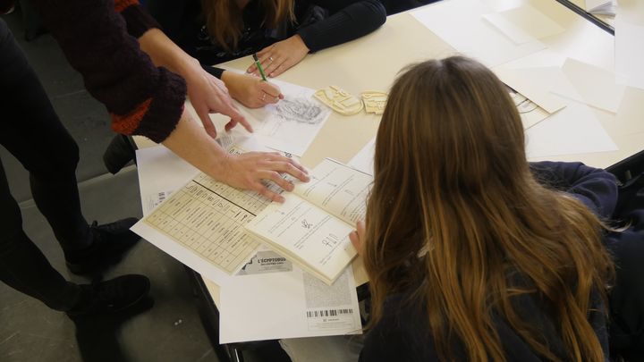 Une classe de 4e tentent de déchiffrer des hiéroglyphes. (Liévin, 24 novembre 2022) (Franceinfo Culture)