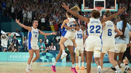 The joy of the French women after their qualification for the Olympic final at the expense of Belgium, August 9, 2024. (DAMIEN MEYER / AFP)