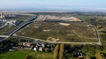 Vue aérienne de l'ancienne "jungle" de Calais (Pas-de-Calais) le 14 octobre 2017. (FRANCOIS LO PRESTI / AFP)