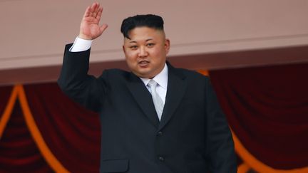 Le leader nord-coréen Kim Jong-un salue la foule lors du défilé organisé pour le 105e anniversaire de Kim Il-sung, à Pyongyang, le 15 avril 2017. (DAMIR SAGOLJ / REUTERS)