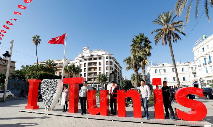 Des touristes posent pour une photo avenue Bourguiba, dans le cœur de Tunis, le 18 janvier 2018. (REUTERS - ZOUBEIR SOUISSI / X02856)