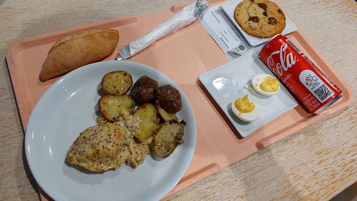 Au menu du "déjeuner toqué" : poulet et ses pommes de terre ratte et cookie en dessert. (SOLENE LE HEN / FRANCEINFO)