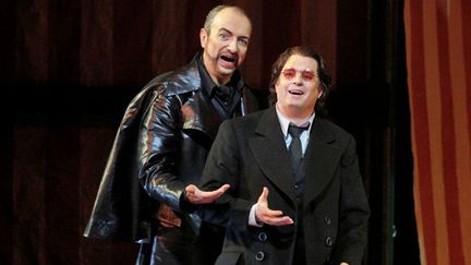 Laurent Nouri (G) et Matthew Polenzani (D) dans "Les Contes d'Hoffmann" de Jacques Offenbach au Met de New York en février 2015
 (CORY WEAVER / METROPOLITAN OPERA / AFP)