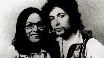 &nbsp; (Nana Mouskouri et Bob Dylan, dans les coulisses d'un concert en 1979. © NanaMouskouri.net)