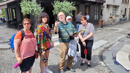 Thierry, Greeter dans le 13e arrondissement de Paris, fait découvrir à ce groupe de touristes québécois le quartier de la Butte-aux-Cailles, à côté duquel il habite. (THOMAS GIRAUDEAU / RADIO FRANCE)