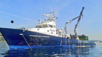 &nbsp; (Opération de récupération de 2.500 pneus dans le Golfe de Juan © Radio France)