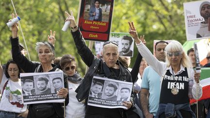 Des exilées iraniennes manifestent contre des exécutions en Iran, le 20 mai 2023 à Francfort (Allemagne). (BORIS ROESSLER / DPA / AFP)