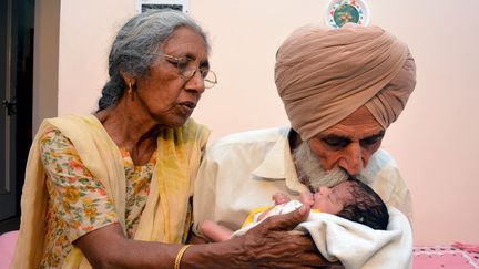 A plus de 70 ans, la mère indienne montre son bébé, un mois après son accouchement