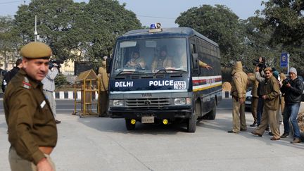 Cinq des six violeurs pr&eacute;sum&eacute;s de "la fille de l'Inde" sont arriv&eacute;s au tribunal de New Delhi (Inde) lundi 7 janvier 2013. (SAJJAD HUSSAIN / AFP)