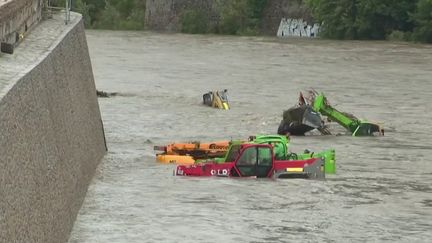 La météo est capricieuse. On est en plein phénomène de "la goutte froide". Les intempéries ont déjà fait des dégâts jeudi 12 juin dans certains départements. (France 2)