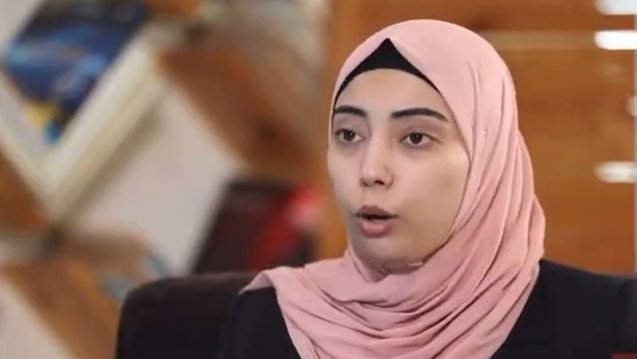 Capture écran de la vidéo YouTube "Lumières de Gaza", montrant l'écrivaine Hiba Abu Nada, mise en ligne le 16 décembre 2023. (LUMIERES DE GAZA)