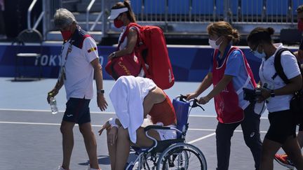 Gros coup de chaud pour Paula Badosa lors de son quart de finale face à Marketa Vondrousova après une première manche perdue (6-3). L'image est inquiétante de l'Espagnole qui sort sur fauteuil roulant.