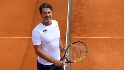 Patrck Mouratoglou dans son académie à Biot (Alpes-Maritimes), le 23 septembre 2021. (NICOLAS TUCAT / AFP)