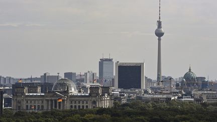 Vue sur le Reichstag et le Bundestag, à Berlin, le 9 septembre 2020. (TOBIAS SCHWARZ / AFP)