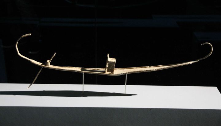 Petite barque processionnelle votive en plomb trouvée au fond de l'eau près du temple d'Amon, à Thônis-Héracléion. Ici à l'Institut du monde arabe dans le cadre de l'exposition "Osiris, mystères engloutis d'Egypte"
 (Giniès / SIPA)