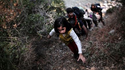 Une enfant arrivée depuis la Turquie en canoe gonflable sur le rivage de l'île grecque de Lesbos.
 (Angelos Tzortzinis / AFP)