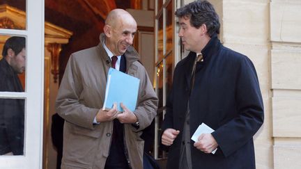 Le commissaire &agrave; l'investissement, Louis Gallois, et le&nbsp;ministre du Redressement productif,&nbsp;Arnaud Montebourg,&nbsp;quittent l'H&ocirc;tel Matignon le 5 novembre 2012. (PIERRE VERDY / AFP)