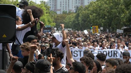 Assa Traoré, la soeur d'Adama Traoré, prend la parole lors d'un rassemblement le 29 juin 2023 en mémoire de Nahel, tué par un policier à Nanterre. (ALAIN JOCARD / AFP)