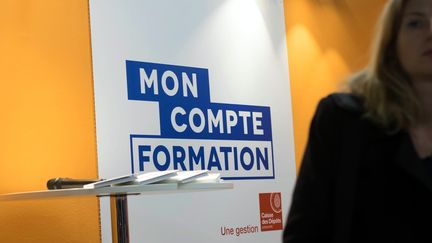 A stand discusses the training account at the show "A new professional life" Held in Paris, November 21, 2023. (BRUNO LEVESQUE / MAXPPP)