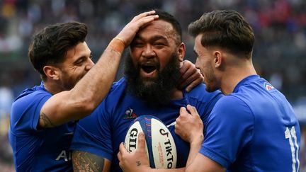 Uini Atonio célèbre son essai face au pays de Galles, le premier de sa carrière en Bleus, le 18 mars 2023. (FRANCK FIFE / AFP)