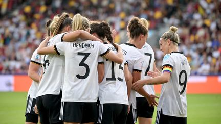 Les joueuses allemande se congratulent après le premier but de leur rencontre face au Danemark, le 8 juillet 2022, en phase de poules de l'Euro (SEBASTIAN CHRISTOPH GOLLNOW / DPA)