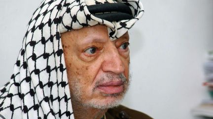 Yasser Arafat, le premier pr&eacute;sident de l'Autorit&eacute; palestinienne, dans son bureau de Ramallah (Cisjordanie),&nbsp;le 5 septembre 2004. (HUSSEIN HUSSEIN / AFP)