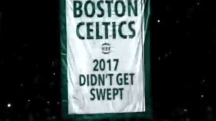 La banderole décalée que les Boston Celtics ont dressé après leur défaite contre Cleveland.