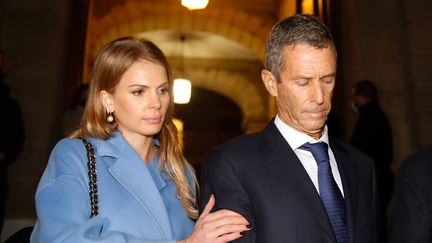 L'homme d'affaires franco-israélien Beny Steinmetz en compagnie de son avocate à la sortie du tribunal de Genève, le 22 janvier 2021.&nbsp; (STEFAN WERMUTH / AFP)