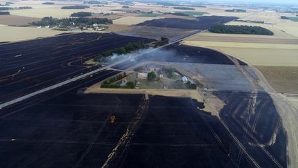 Image aérienne montrant des champs brûlés à Piseux (Eure), le 24 juillet 2019. (GROUPE DE SECOURS CATASTROPHE FRANCAIS / AFP)