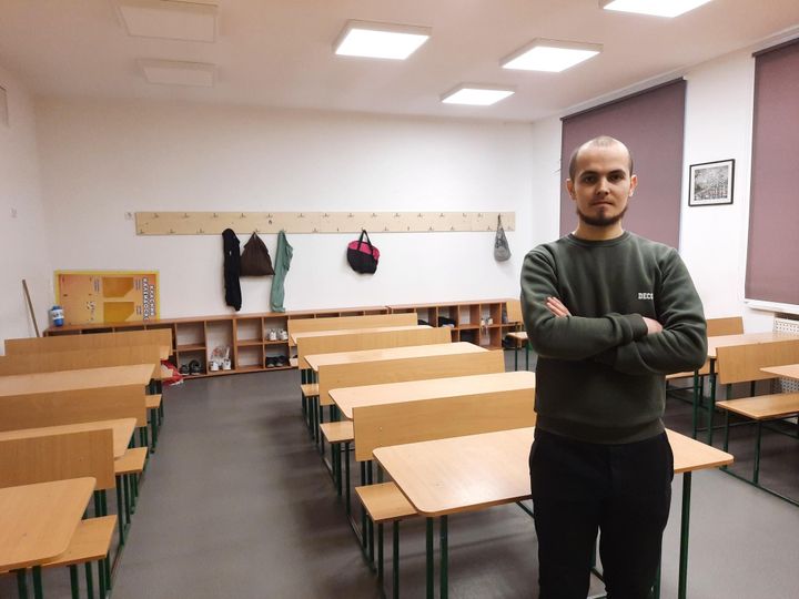 Vlad, professeur de français, dans sa classe vide. (JEROME JADOT / RADIO FRANCE)