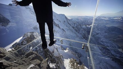 Un journaliste d&eacute;couvre en avant-premi&egrave;re la cage de verre install&eacute;e sur l'Aiguille du Midi permettant de donner l'impression au visiteur de flotter au-dessus de Chamonix (Haute-Savoie) au milieu des Alpes, le 17 d&eacute;cembre 2013. (ROBERT PRATTA / REUTERS)