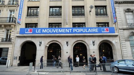 Devant le si&egrave;ge de l'UMP, en 2010. (LIONEL BONAVENTURE / AFP)