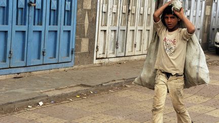 Un garçon récolte les déchets pour gagner de l'argent et trouver à manger à Sanaa, au Yémen, le 14 février 2015. (MOHAMMED HAMOUD / ANADOLU AGENCY / AFP)