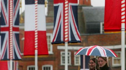 L'Union Jack, drapeau du Royaume-Uni, et le drapeau tricolore cohabitent dans les rues de Londres, à l'occasion d'une visite du président français Jacques Chirac le 18 novembre 2004. (Reuters - Toby Melville TM/ASA)