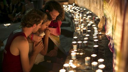 &nbsp; (Recueillement dimanche soir à Tel Aviv après la mort de la jeune fille de 16 ans poignardée lors de la Gay pride © REUTERS/Baz Ratner)