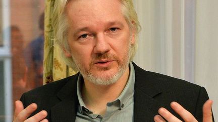 Julian Assange, cofondateur de Wikileaks, lors d'une conférence de presse à l'ambassade d'Equateur à Londres, le 18 août 2014. (John Stillwell/POOL/AFP)