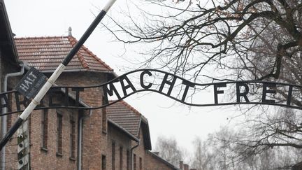 Le portail d'entrée du camp d'extermination nazi d'Auschwitz.&nbsp; (ARTUR WIDAK / NURPHOTO / AFP)