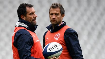 Laurent Labit (ici à gauche) avec Fabien Galthié, le manager du XV de France, avant le match entre la France et l'Italie, le 8 février 2020. (FRANCK FIFE / AFP)