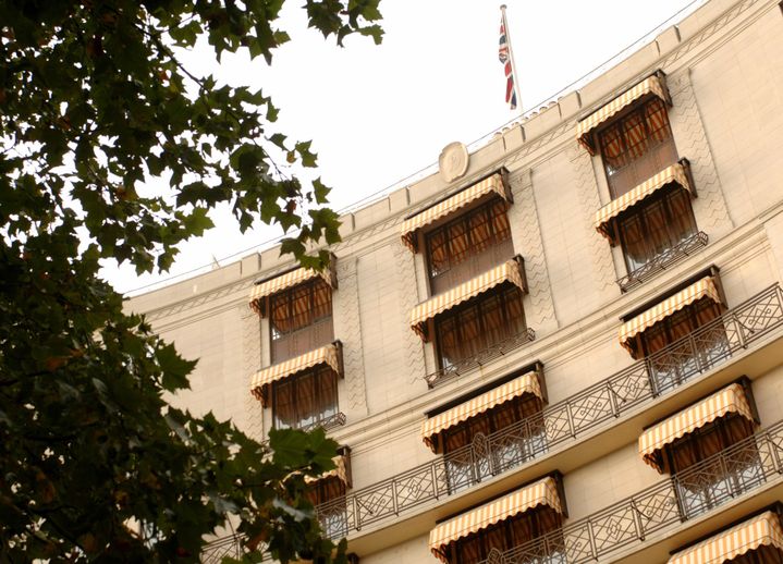 Façade de l’hôtel londonien The Dorchester, où Alexandre Djouhri a ses habitudes. (STR / AFP)