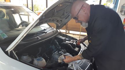 Un mécanicien effectue un contrôle technique à Vandoeuvre-lès-Nancy (Meurthe-et-Moselle). (ANGELINE DEMUYNCK /  FRANCE-BLEU SUD LORRAINE / RADIO FRANCE)