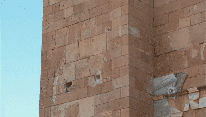 Impacts de balles sur les façades des monuments de Sabratha.
 (France 2 / Culturebox)